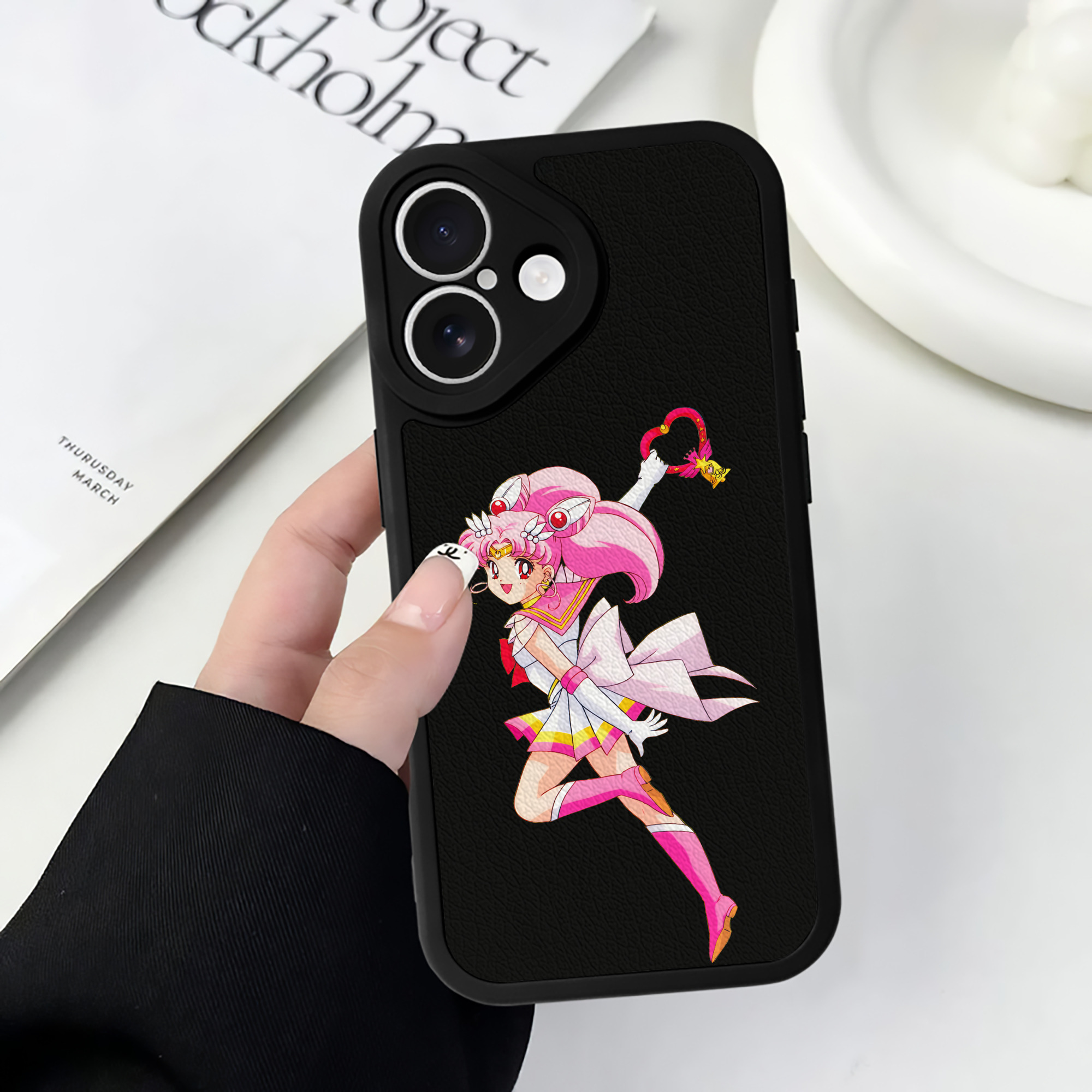 （画像用） 美少女戦士セーラームーン ちびうさ Sailor Moon Chibiusa Tsukino Usagi Small Lady Serenity 【iPhone 16シリーズ対応】シリコンスマホケース（レザー調） 材質：シリコン